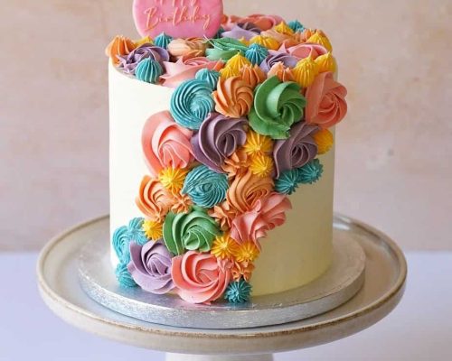 Färgglad spritsad tårta